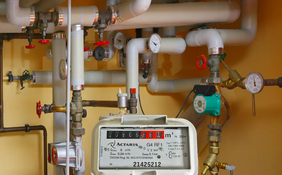 Medidor de gas con cañerías y llaves de paso